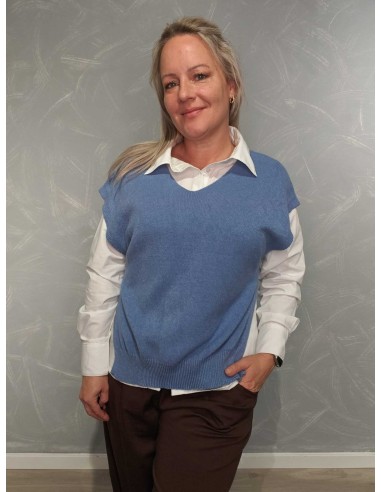 Strikvest i farven Sky med sideknap – TIPPY Collection