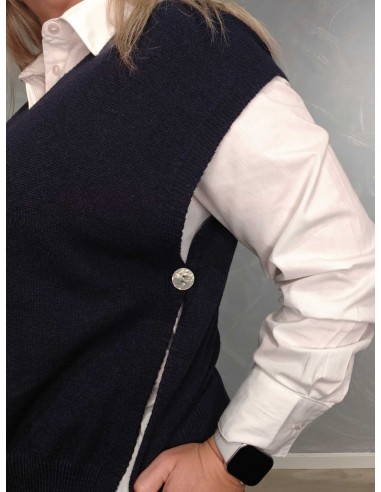 Sideknap på navy strikvest – TIPPY Collection