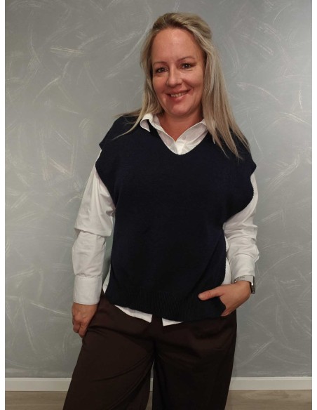 Navy strikvest i viskoseblanding med sideknap – TIPPY Collection