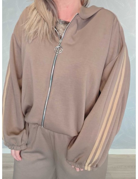 Nærbillede af lynlås og hætte på taupe viskosebluse – TIPPY