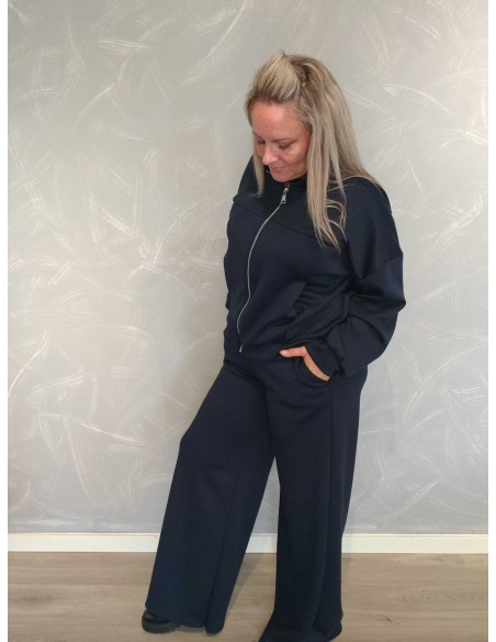 Nærbillede af vide bukser i navy stretchmateriale – TIPPY”
