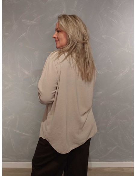 Bagside af sandfarvet lang bluse til kvinder – TIPPY