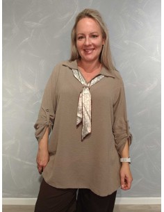 Taupe lang bluse i polyester og viskose med mønstret tørklæde – TIPPY Italian Select