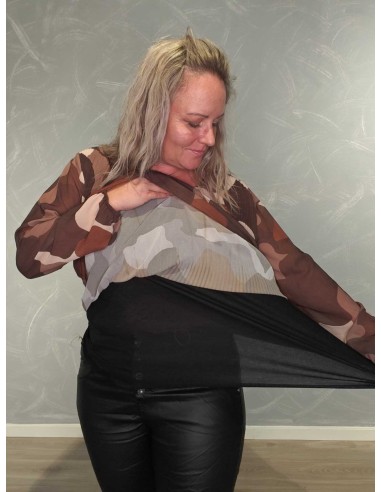 Nærbillede af inder lag på polyesterbluse med print – TIPPY