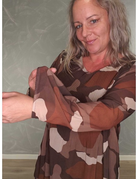 Transparent ærme på brun plissébluse med abstrakt print – TIPPY