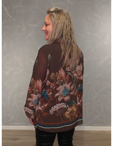 Bagside af brun plissébluse med blomsterprint – TIPPY
