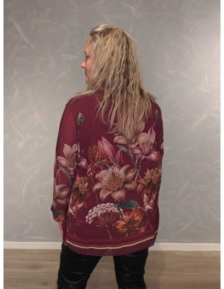 Bagside af bordeaux plissébluse med blomsterprint – TIPPY