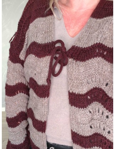Snørelukning på bordeaux/taupe bølgestribet strikcardigan – TIPPY