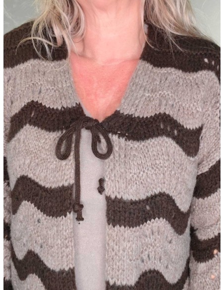 Snørelukning på brun/taupe bølgestribet strikcardigan – TIPPY
