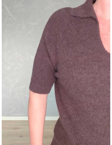 Nærbillede af strikstruktur på brun polostrik i babyalpaka – TIPPY