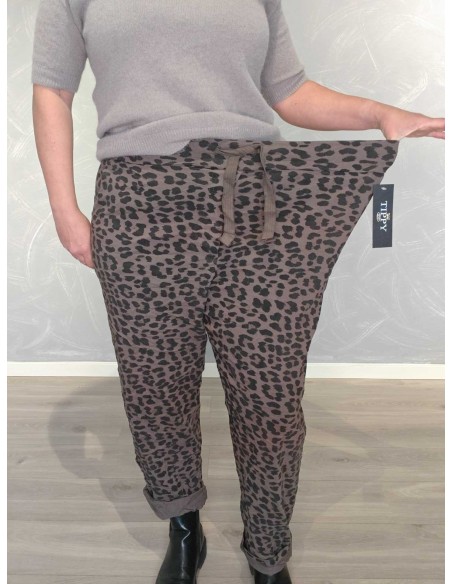 Nærbillede af leopardprint og stræk  på viskosebukser – TIPPY