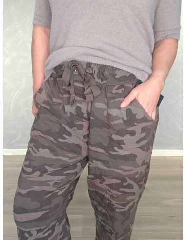 Snøre og lommer på brune camouflagebukser – TIPPY