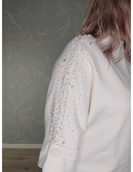 Sten og bredt opsmøg på creme bluse – TIPPY