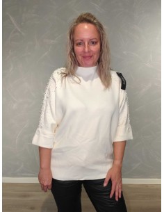 Creme bluse i viskoseblanding med sten på ærmerne – Italian Select TIPPY