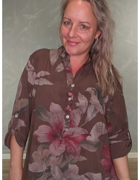 Knapdetalje og blomsterprint på brun skjortebluse – TIPPY