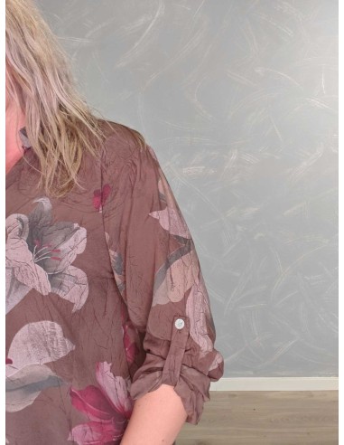 Nærbillede af blomsterprint på viskosebluse – TIPPY