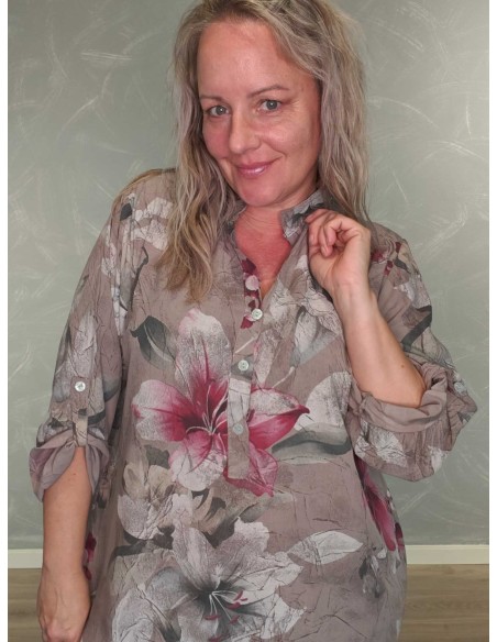 Knapdetalje og blomsterprint på taupe skjortebluse – TIPPY
