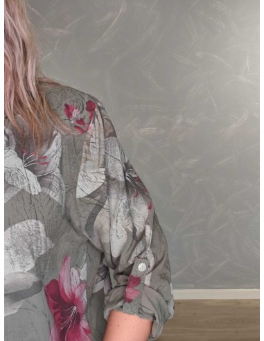 Nærbillede af blomsterprint på viskosebluse – TIPPY