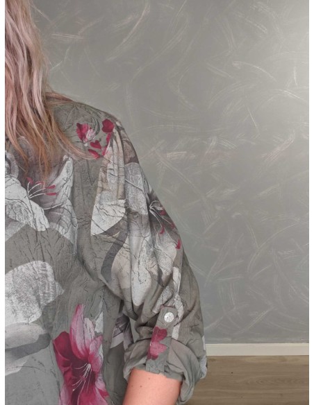 Nærbillede af blomsterprint på viskosebluse – TIPPY