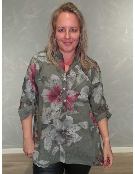 Grøn skjortebluse i viskose med stort blomsterprint – TIPPY Collection