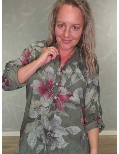 Knapdetalje og blomsterprint på grøn skjortebluse – TIPPY