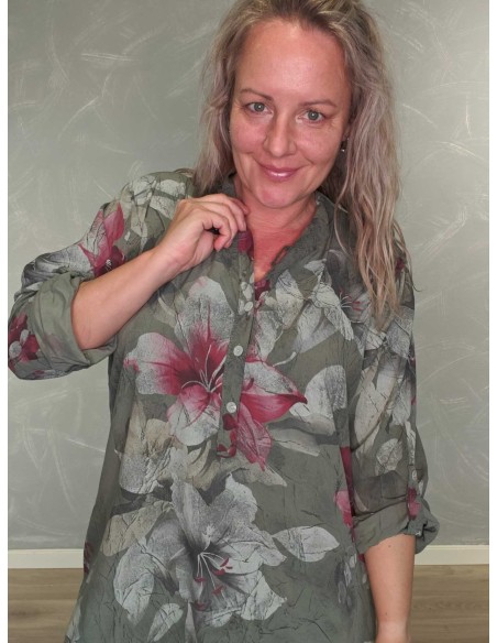 Knapdetalje og blomsterprint på grøn skjortebluse – TIPPY