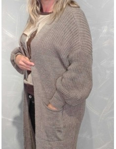 Taupe lang strikcardigan i 100% akryl med lommer – TIPPY Collection 2