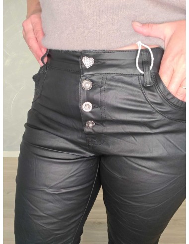 Dekorativ knaplukning og hjertedetalje på sorte Karostar jeans – TIPPY