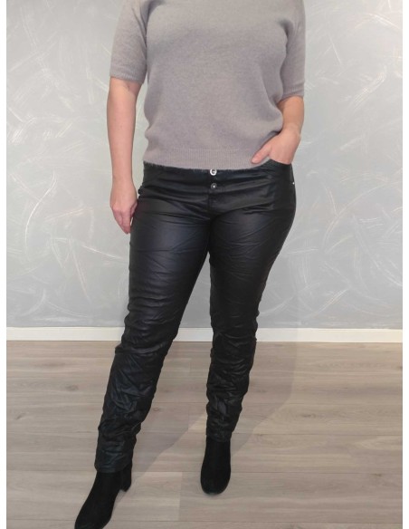 Sorte Karostar jeans i coated denim med dekorative knapper – TIPPY