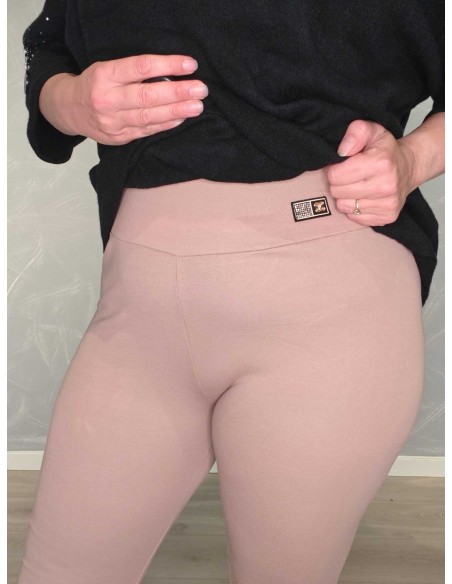 Nærbillede af bomuldskvaliteten på beige leggingsbukser – TIPPY