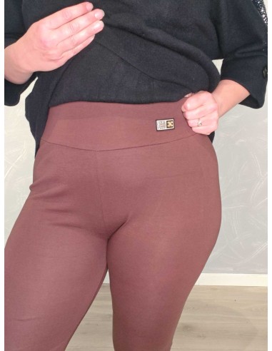 Nærbillede af bomuldskvaliteten på brune leggingsbukser – TIPPY