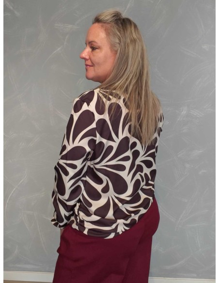 Bagside af brun bluse med abstrakt print til kvinder – TIPPY