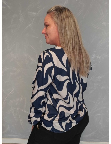 Bagside af navy bluse med abstrakt print til kvinder – TIPPY