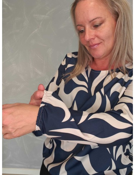 Elastik ved håndled og abstrakt print på navy bluse – TIPPY