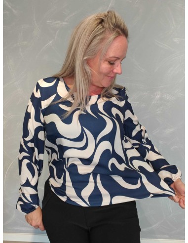 Elastikbund og abstrakt print på navy bluse – TIPPY