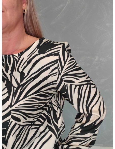 Nærbillede af zebraprint på bomuldsbluse – TIPPY