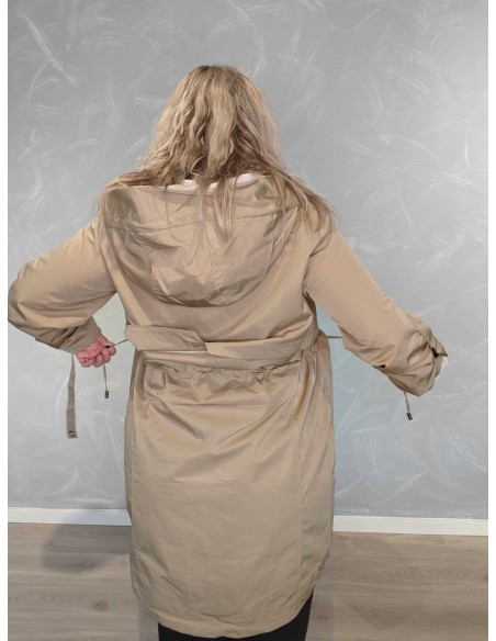 Bagside af beige lang jakke til kvinder med taljejustering – TIPPY
