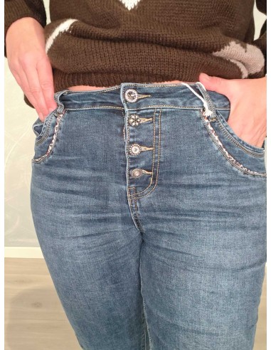 Dekorativ knaplukning på blå Karostar baggy jeans – TIPPY