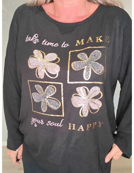 Blomstermotiv med similisten på sort bluse – TIPPY