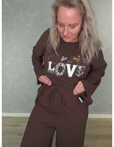 Nærbillede af similisten på brun polyesterbluse – TIPPY