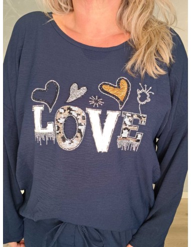 Nærbillede af LOVE-print med blomster og similisten på navy bluse – TIPPY