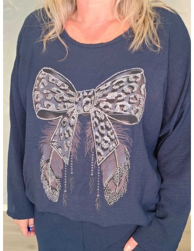 Nærbillede af sløjfemotiv med leopardprint og similisten på navy bluse – TIPPY