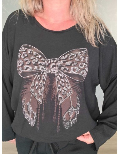Nærbillede af sløjfemotiv med leopardprint og similisten på sort bluse – TIPPY