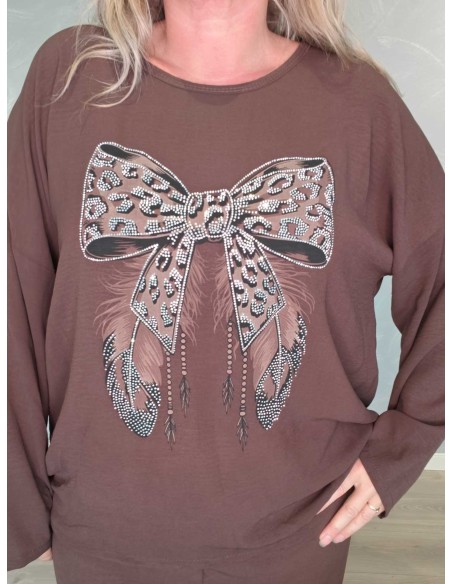 Nærbillede af sløjfemotiv med leopardprint og similisten på brun bluse – TIPPY