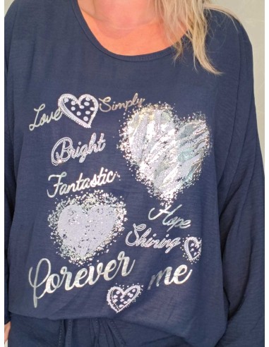 Nærbillede af hjertemotiv med tekstprint og similisten på navy bluse – TIPPY