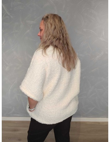 Bagside af creme plysjakke til kvinder – TIPPY