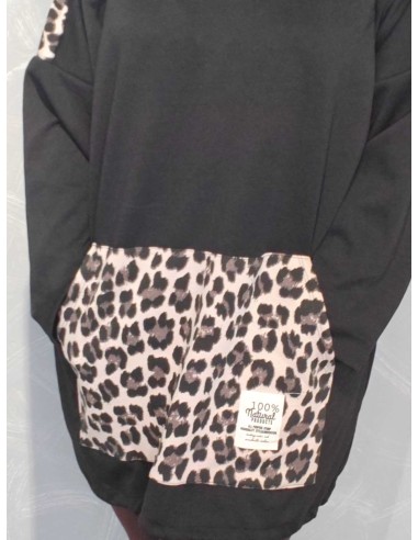 Kængurulomme med leopardprint på sort tunika – TIPPY