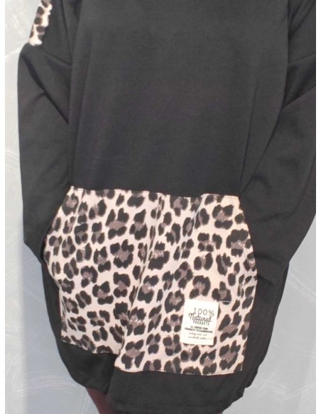 Kængurulomme med leopardprint på sort tunika – TIPPY