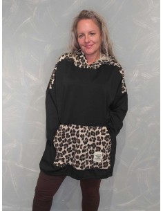 Sort tunika i viskosemix med leopardprint og kængurulomme – TIPPY Collection