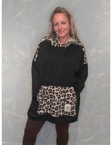 Sort tunika i viskosemix med leopardprint og kængurulomme – TIPPY Collection